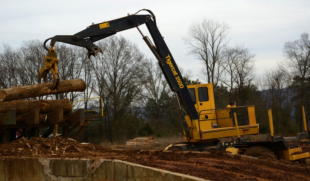 The 250D performs many functions including organizing and stacking logs, cutting tree length