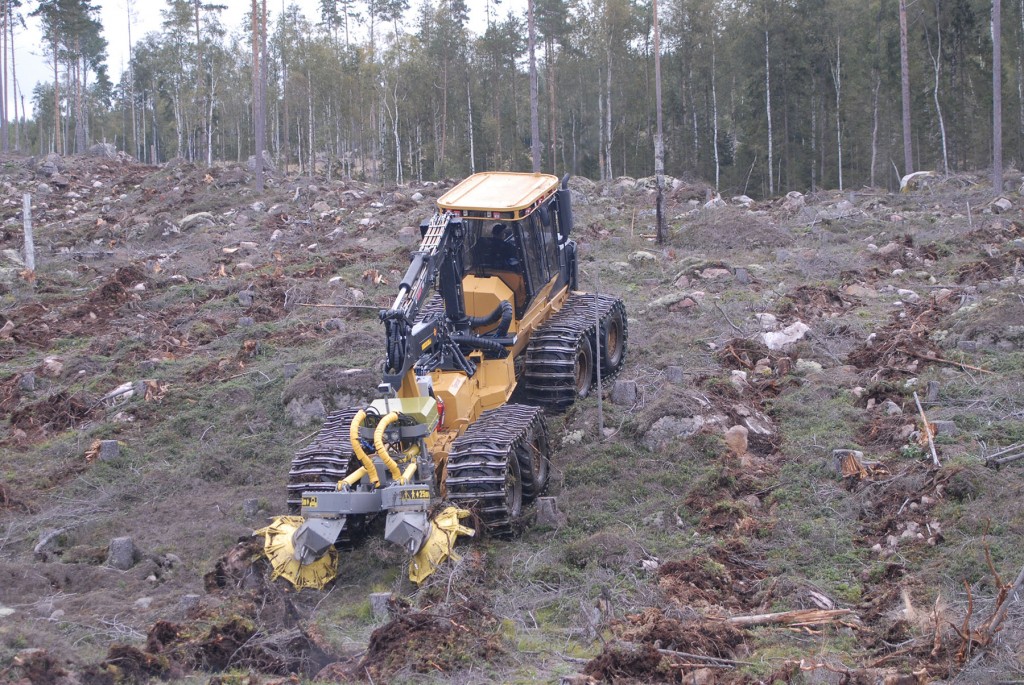 The 1075 scarifier working on a challenging site for Stora Enzo. A near 100% duty cycle on steep terrain and rocks is extremely demanding on the machine. 