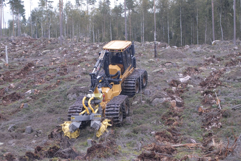 Le scarificateur 1075 intervenant sur un terrain difficile pour le compte de Stora Enzo. Il est très difficile pour une machine de faire cette tâche pratiquement de façon continue sur des pentes raides et des terrains rocheux. 