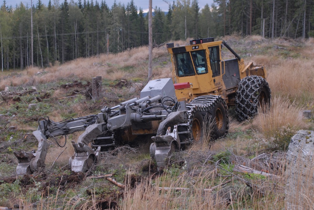 Le débardeur E625C est équipé d'un accessoire d'excavation formant trois tranchées.