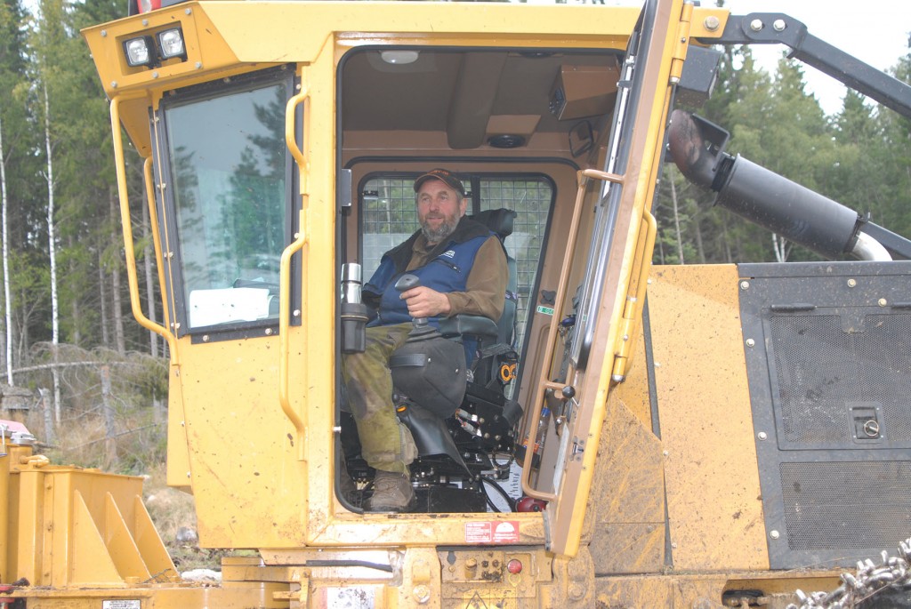 Курт Коллин в кабине трелевочного трактора Tigercat.