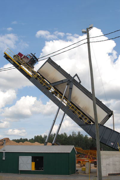 Irving Woodlands a fabriqué une machine à décharger les copeaux spéciale capable de soulever un camion et sa remorque, ce qui réduit les temps de déchargement.