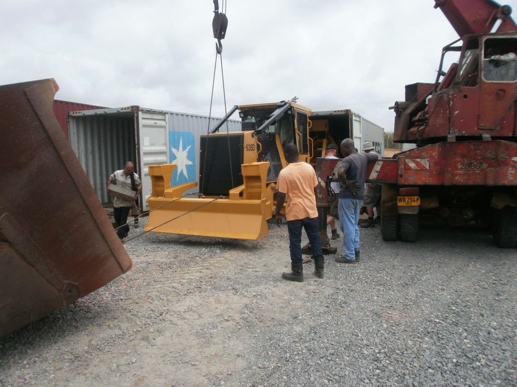 El 635D emerge del contenedor de envío.