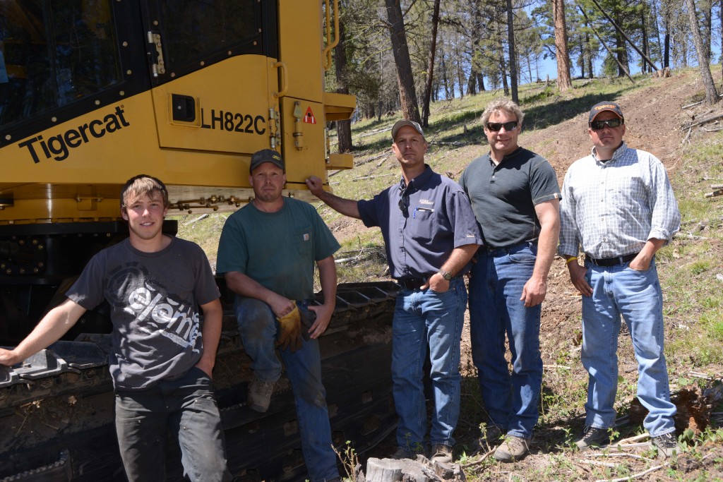 (De gauche à droite) Levi et Leelyn Cahoon avec Rick Lewis, vendeur de Titan à Missoula, Kevin Cotton, spécialiste d'équipement forestier de Titan et James Farquhar, directeur régional de Tigercat pour l'Alberta, la Saskatchewan, le Manitoba, le Montana et le Colorado.