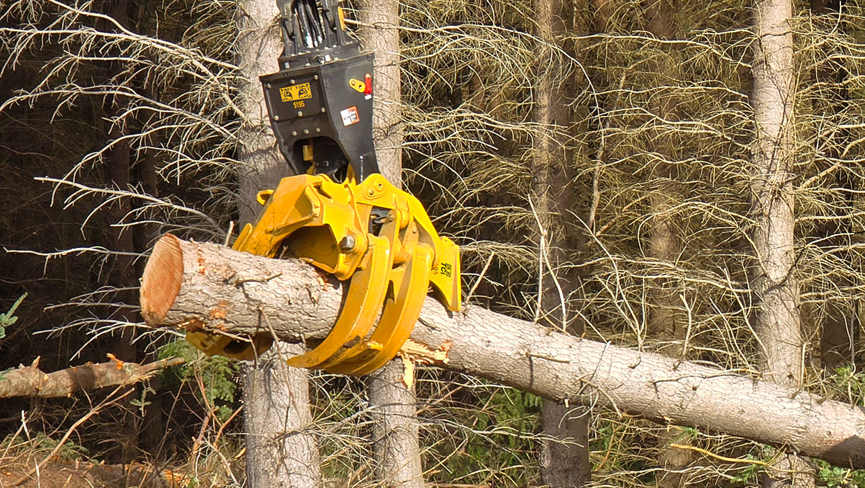 Image of a TCi 5195 directional felling saw working in the field