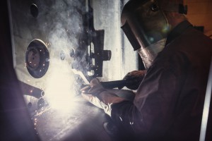 Un soudeur en plein travail.