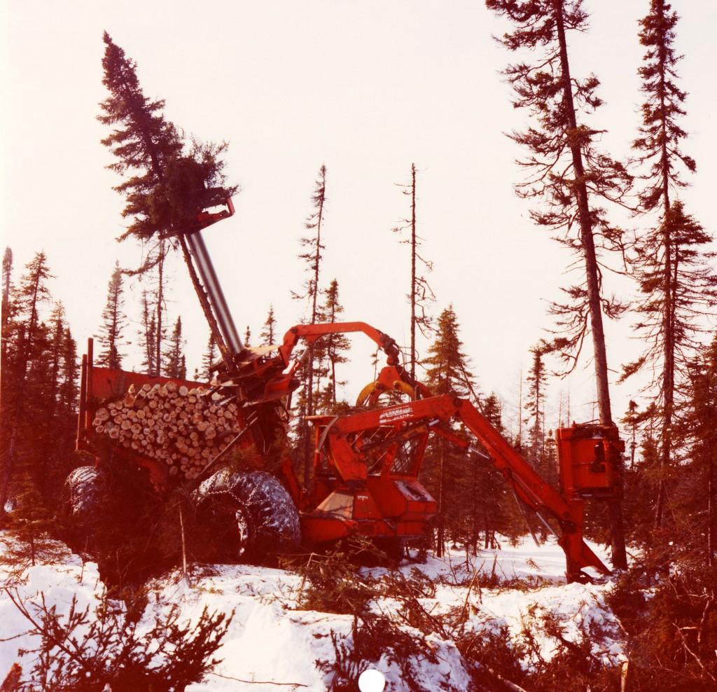 El harvester Koehring para madera corta. Donald Tompkins fue un pionero de la mecanización. Highland Pulp utilizó la máquina entre 1970 y 1989.
