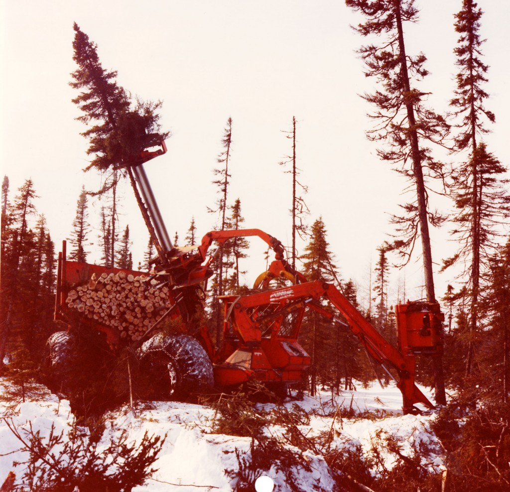 L'abatteuse-façonneuse de bois court Koehring. Donald Tompkins était un pionnier en matière de mécanisation. Highland Pulp a utilisé la machine de 1970 à 1989.