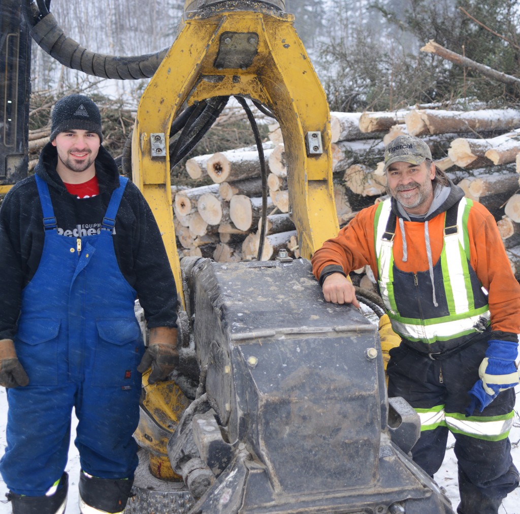 Marcel Chalifour et son fils Brody Chalifour qui conduit l'une des abatteuses-façonneuses Tigercat d'Almar Limbing.