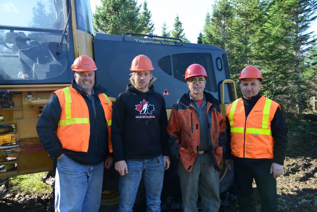 Scott Earle, gerente de distrito de Tigercat, junto a Jacob Curry, operador del harvester 1135, James Tompkins, propietario de Highland Pulp, y Sandy Hodgson, gerente de Explotación Forestal de Wajax Maritimes.