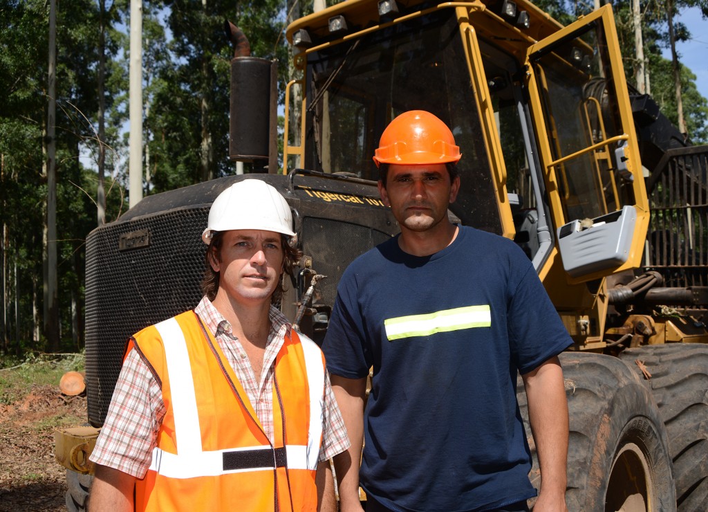 Luis Achugar com o operador de forwarder Hugo de Canto.