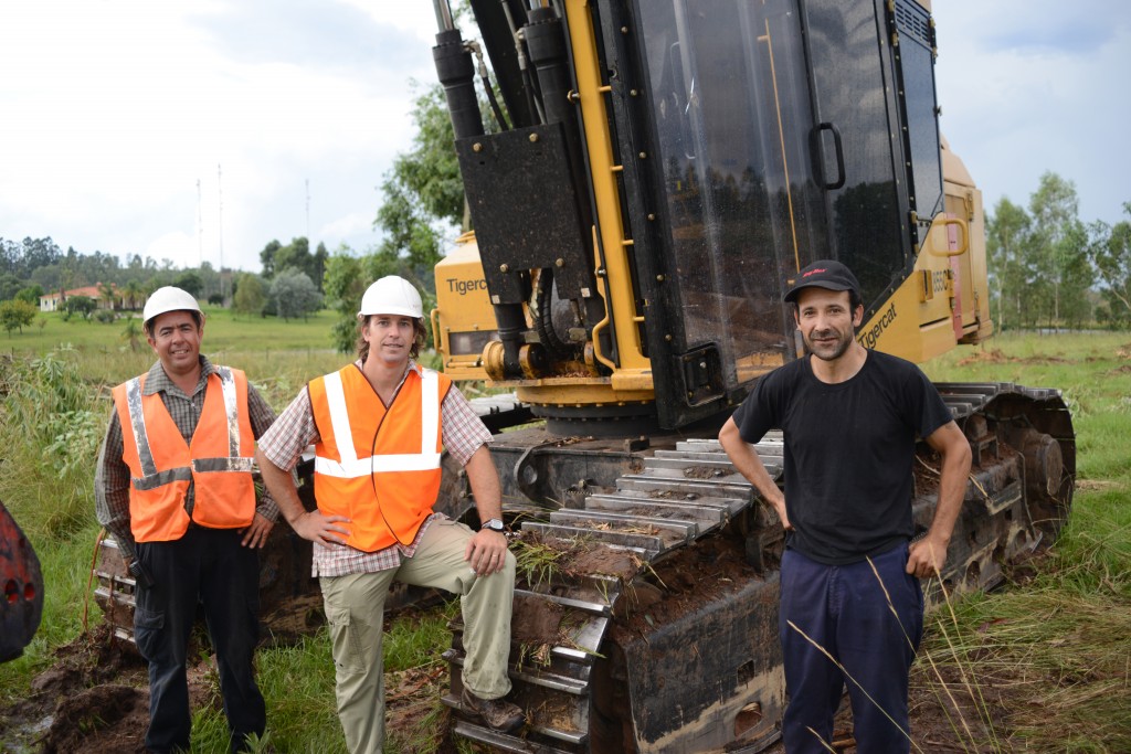 O supervisor, Marcos de Oliveira, com Luis (ao centro) e o operador da H855C, Rolando, em frente ao harvester Tigercat.