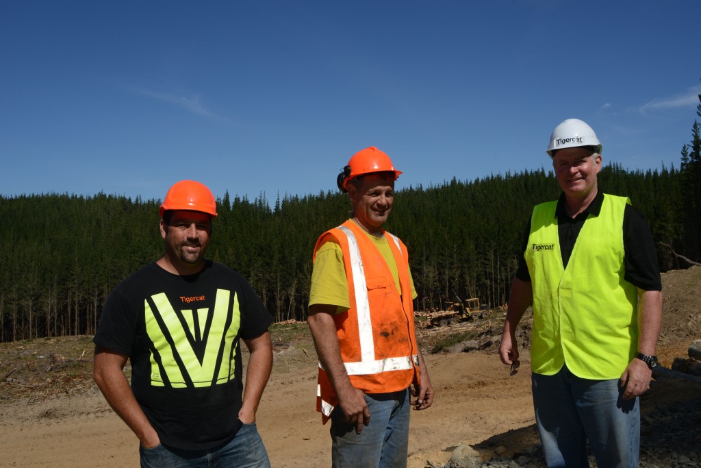 Jordan Grimmer (centro) acompañado por Marcus Bourke, especialista en ventas de AB Equipment, y el gerente de distrito de Tigercat, Glen Marley (derecha).