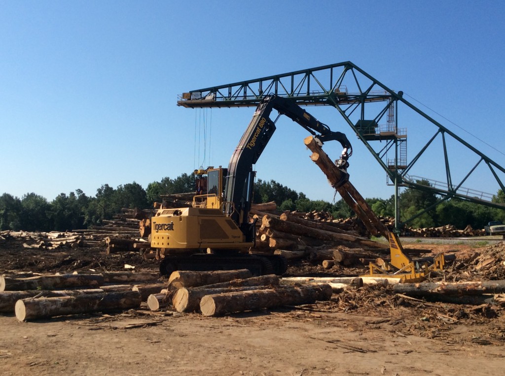 The 880 at home in a Georgia mill yard. The machine is specially equipped with ground saw hydraulics for bucking and merchandizing logs.