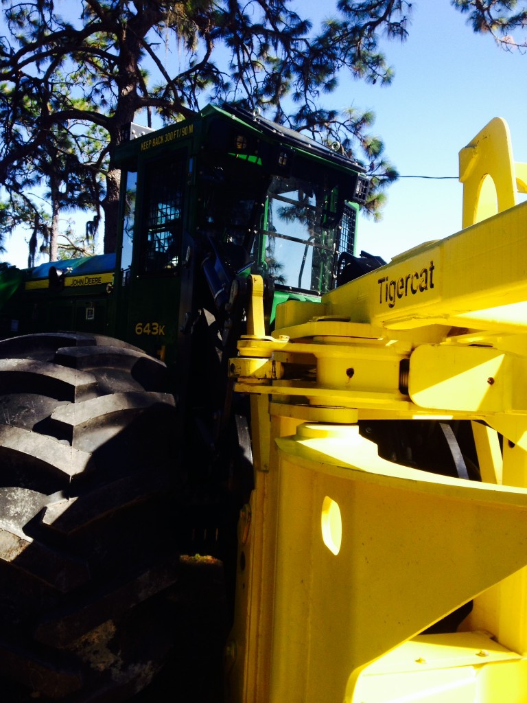 Os distribuidores da Deere no norte da Flórida estão comprando tesouras Tigercat usadas, remodelando-as e instalando-as em feller bunchers Deere completamente novos. (Foto gentilmente cedida por Shawn Webb)