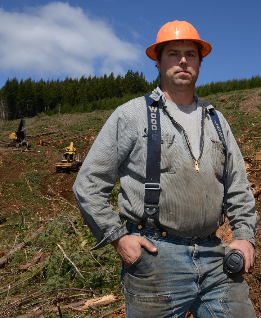 Eric Krume, propietario de Krume Logging y Summit Attachments and Machinery posa delante de su operación.