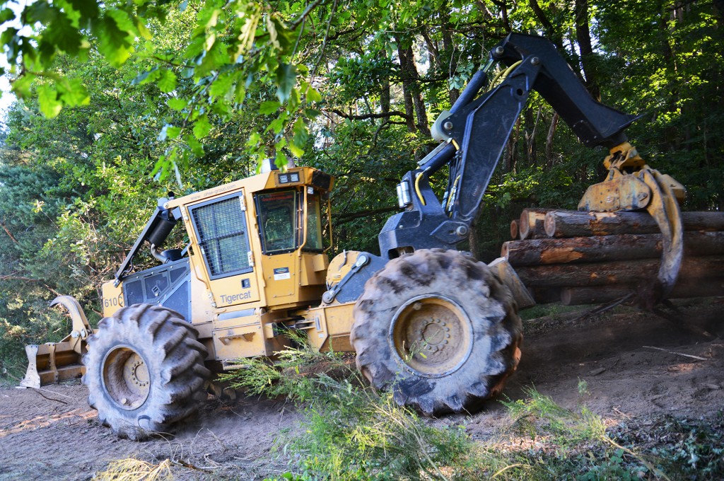 Débardeur Tigercat 610C doté d'une flèche pivotante conçue et fabriquée par Charlier Engineering dont le siège se trouve en Belgique.