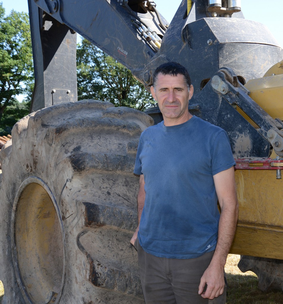 Bernard Fouilland, propietario y operador de skidder 610C con pluma giratoria que opera en la región de Charolais.