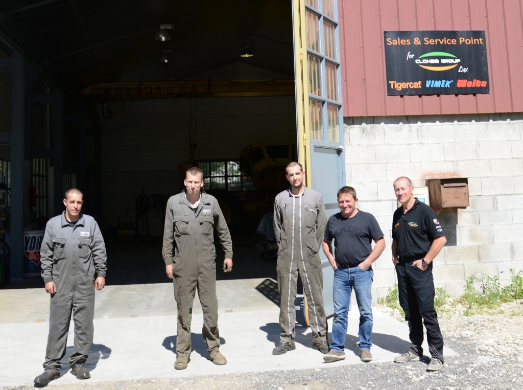 Le personnel technique de l'un des fournisseurs du service de maintenance choisi par Clohse Group, Foretmat, dirigé par François Lacroix (deuxième à partir de la droite), entreprise située à Novalaise, en Haute-Savoie. Toutes ses installations sont bien équipées.