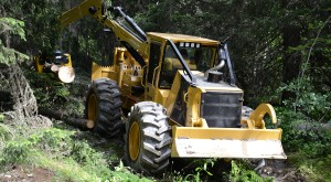 Nicolas Gombert recently took delivery of his fi rst brand new machine, a crane equipped DW610E skidder.