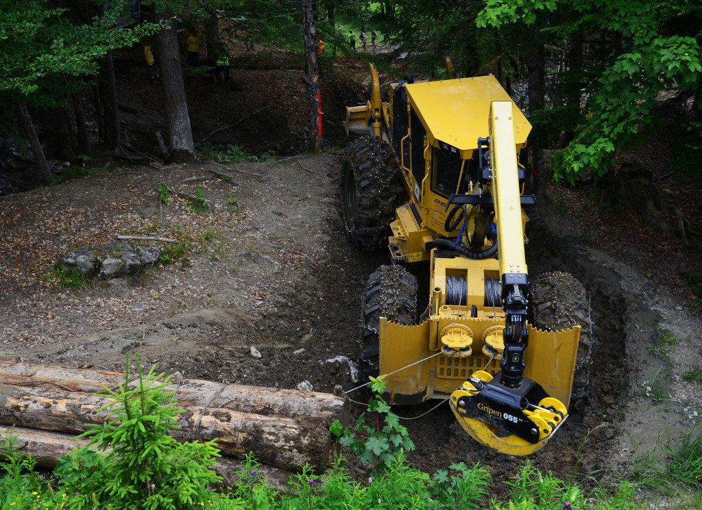 Michaël Nivarlé, opérateur de débardeur de Clohse Forestry Company, négocie un virage serré et manœuvre pour monter une pente raide durant la course.