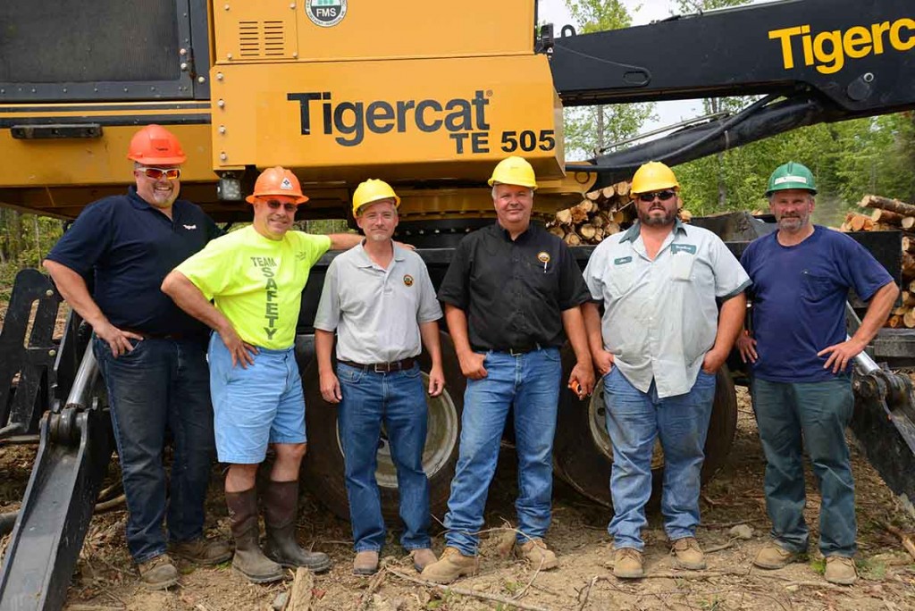 (Da esquerda para a direita) Scott Earle (gerente distrital da Tigercat), Brian Souers (proprietário da Treeline), Steve Ouellette (presidente da Frank Martin Sons), Keith Michaud (especialista em vendas da Frank Martin Sons), Jim Michaud (operador de carregadeira e equipamento de picagem), Kevin Osnoe (operador de feller buncher).