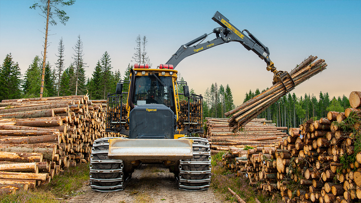 1075C forwarder unloading logs