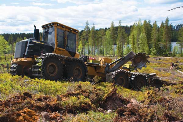 Un scarificateur Tigercat traversant un terrain suédois.