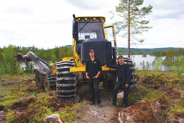 Mikael (vänster) och Jaj (höger) Johansson sköter markberedningen i familjeföretaget JMB Skogsentreprenad AB.