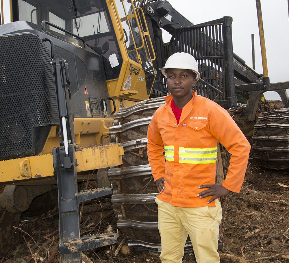 Mbhuti Stephen Ndovu, opérateur de transporteur, fait partie des cinq premiers opérateurs de l’entreprise. Il travaille pour PG Bison depuis que les opérations d’exploitation ont commencé, en 2008.