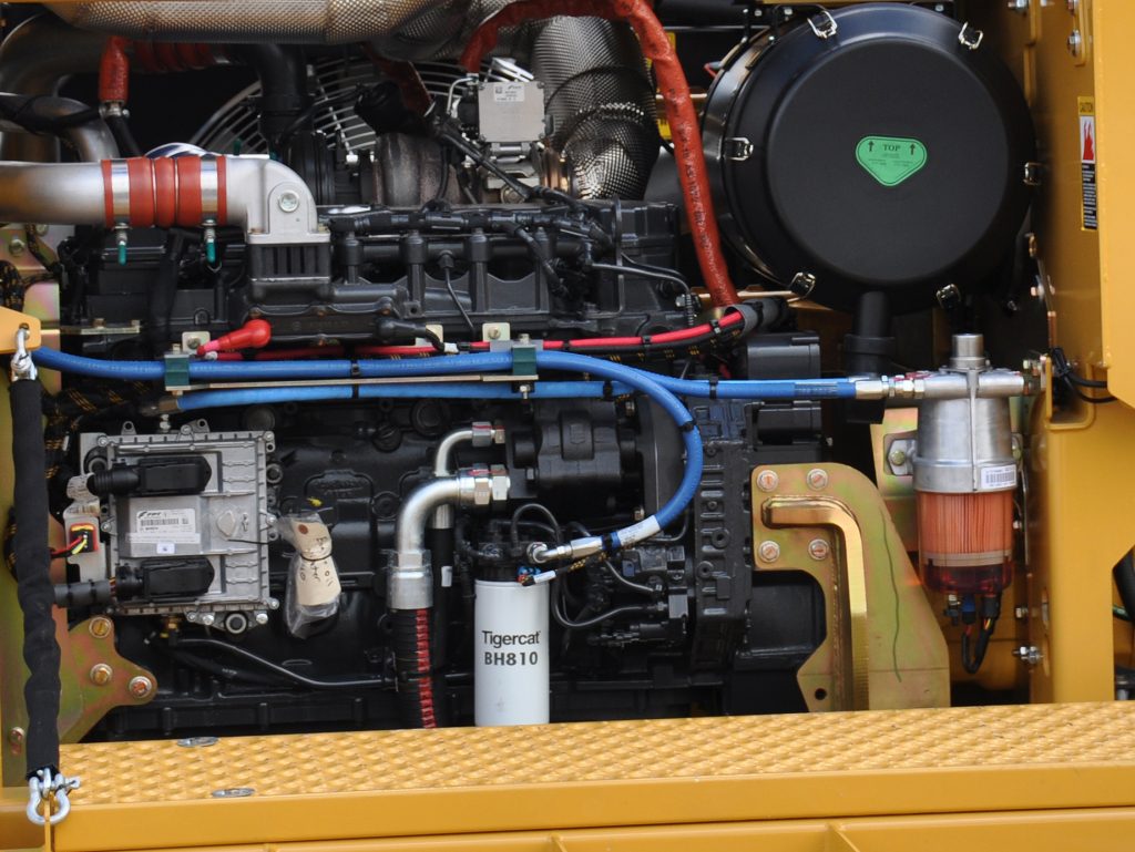 Ett Tigercat BH810 huvudbränslefilter installerat i en 880-timmerkran, interiörbild av maskinkomponenter