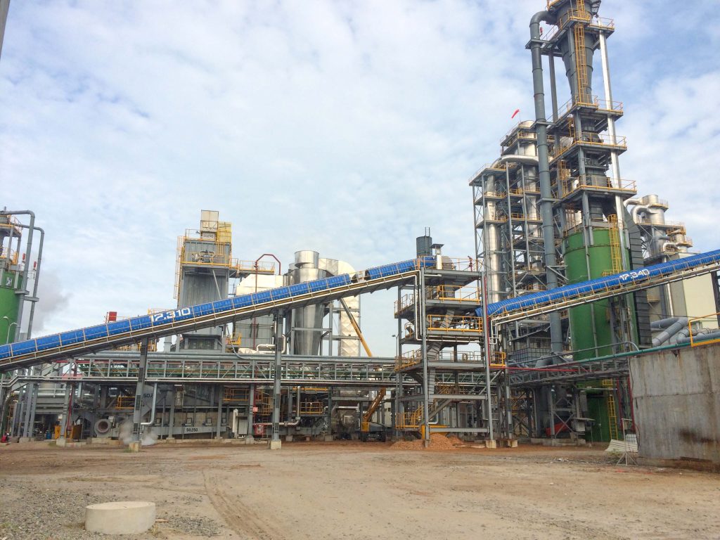 Vue extérieure de la toute nouvelle usine de panneaux de fibres à densité moyenne. Celle-ci est équipée de la dernière technologie de presse continue allemande.