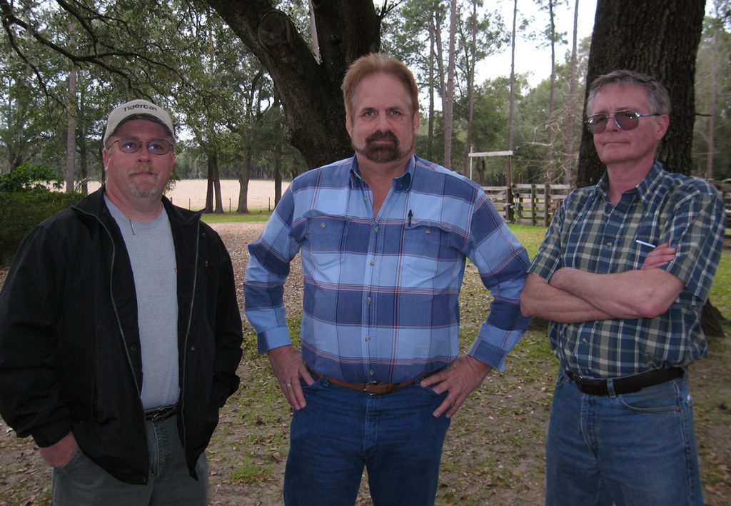 O gerente distrital da Tigercat, Don Silvey, com Eddie Hodge, proprietário da Williston Timber, e o ex-funcionário da MacDonald Steel, Jim Wood, que criou o protótipo do feller buncher 726.