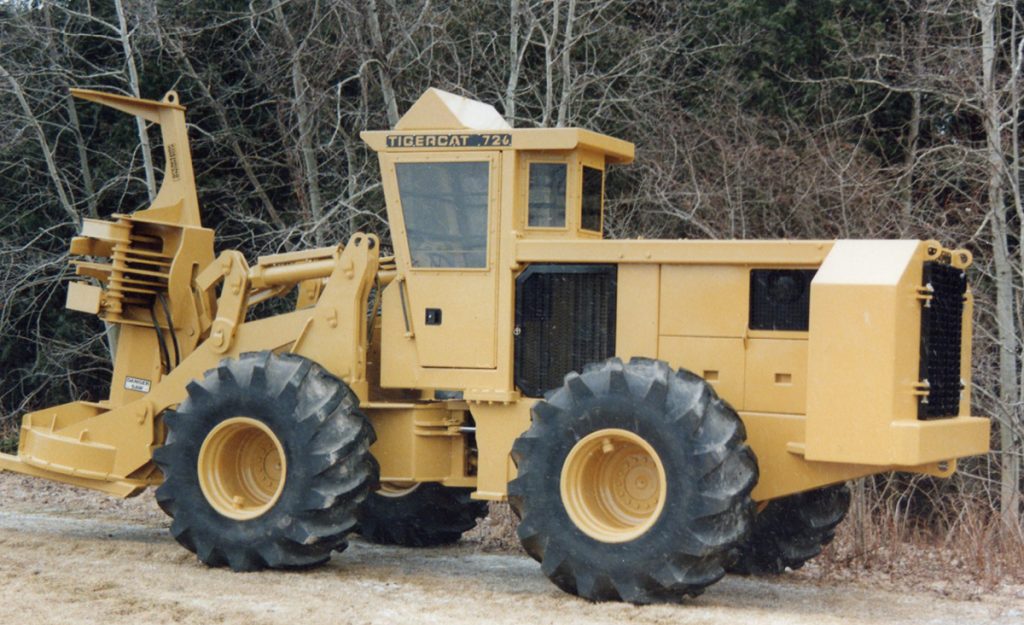 Le premier engin Tigercat acheté par Clary a également été la première machine produite en série, une abatteuse-empileuse 726 construite en 1992. 