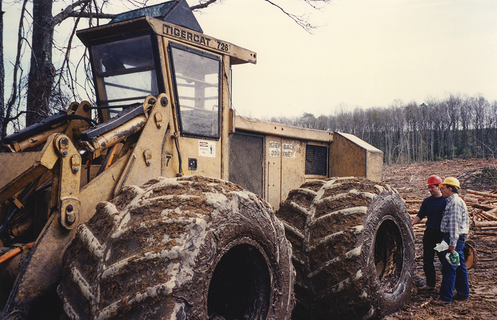 Jon Cooper et John Kurelek sur le terrain avec une ancienne machine.