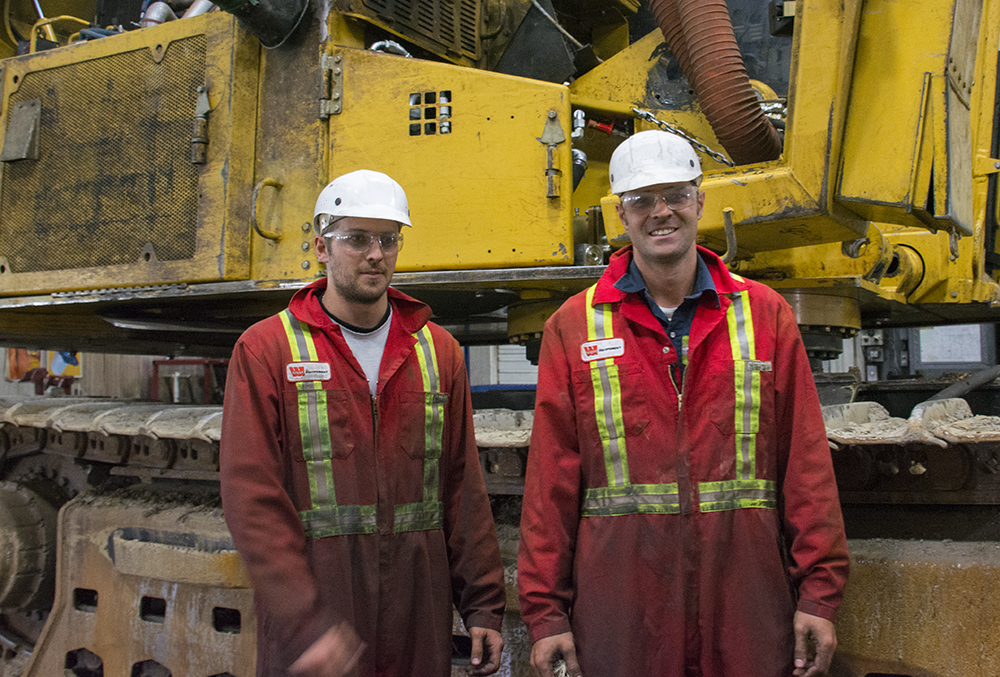 Les clients Rémy et Carol Simard préparant leur abatteuse-façonneuse à chenilles H855C aux exigences de la nouvelle saison.