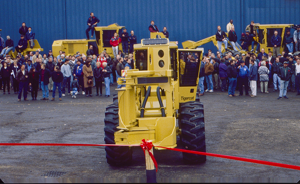 Cérémonie d'inauguration du 54 Morton Ave à Brantford, en 1998. La foule attend qu'un opérateur monte dans la machine et coupe le ruban à la manière Tigercat.
