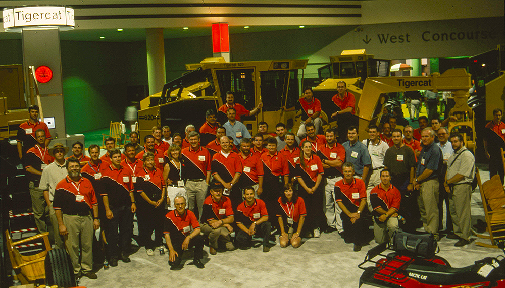 El equipo de Tigercat en la última asistencia de Tigercat a la exhibición de Atlanta. El centro de Atlanta no era la opción más lógica para una exhibición de equipos forestales. El personal del puesto de Tigercat no se integraba con la multitud.