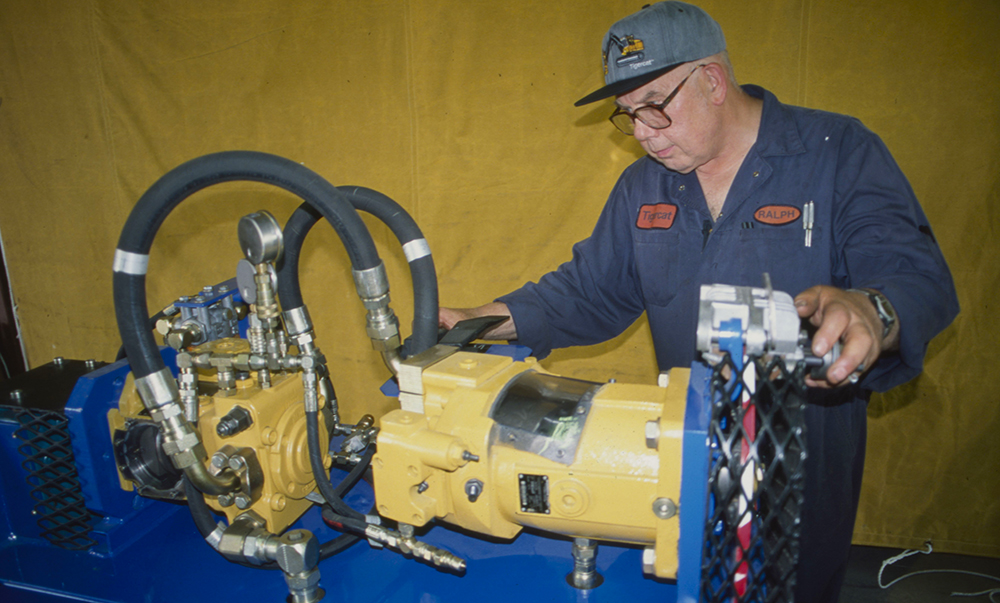 Ralph Zuidervliet operando la máquina de demostración hidrostática.