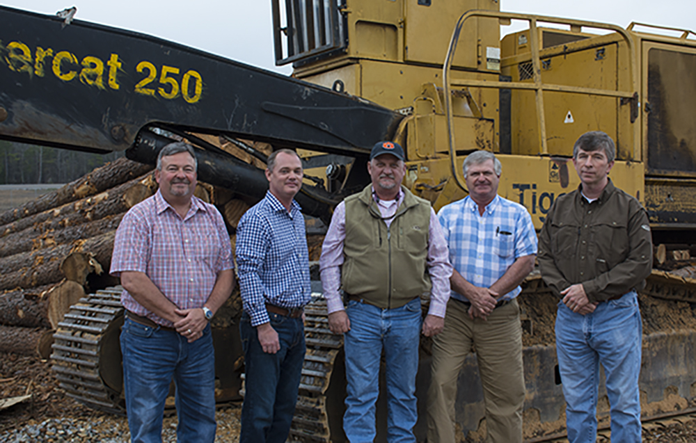 El T250 de 45 000 horas en el patio de la sede central de Parnell Inc. en Maplesville, Alabama. (De izquierda a derecha): David Long, especialista de ventas, B & G Equipment; Joseph Parnell, copropietario, Parnell Inc.; Jeff Parnell, copropietario, Parnell Inc.; Johnny Boyd, gerente de distrito de Tigercat; Tommy Moore, gerente, Parnell Inc. “Es tan confiable como la primera vez que lo compramos”, dice Jeff.