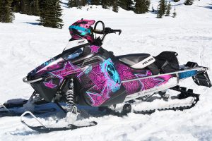 A moto de neve de Hannah, com adesivos rosas e azuis.