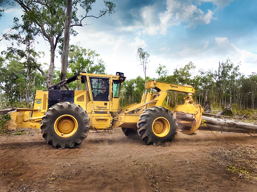 O novo skidder 610E arrastando um feixe de madeira de lei.