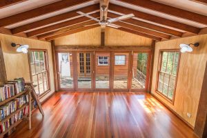 El interior de Brisbane Stringybark Cottage es una casa de exhibición para la madera de alto valor que Wik Timber desea rescatar.