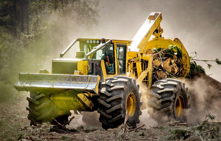 Skidder 630E Tigercat no meio da poeira