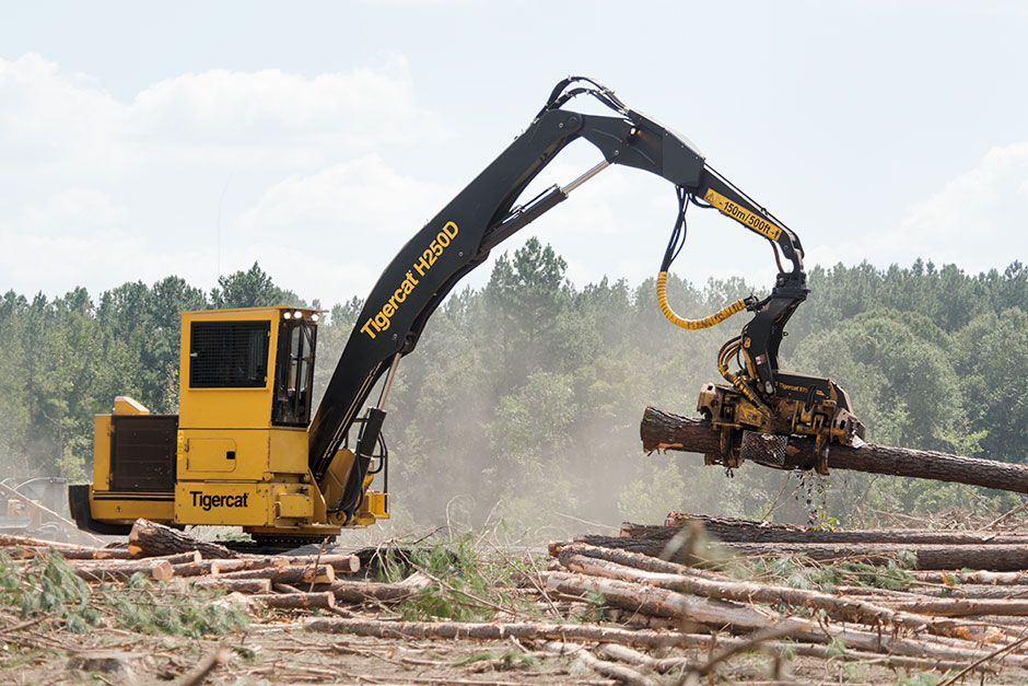 Un H250D de Tigercat procesa un tronco