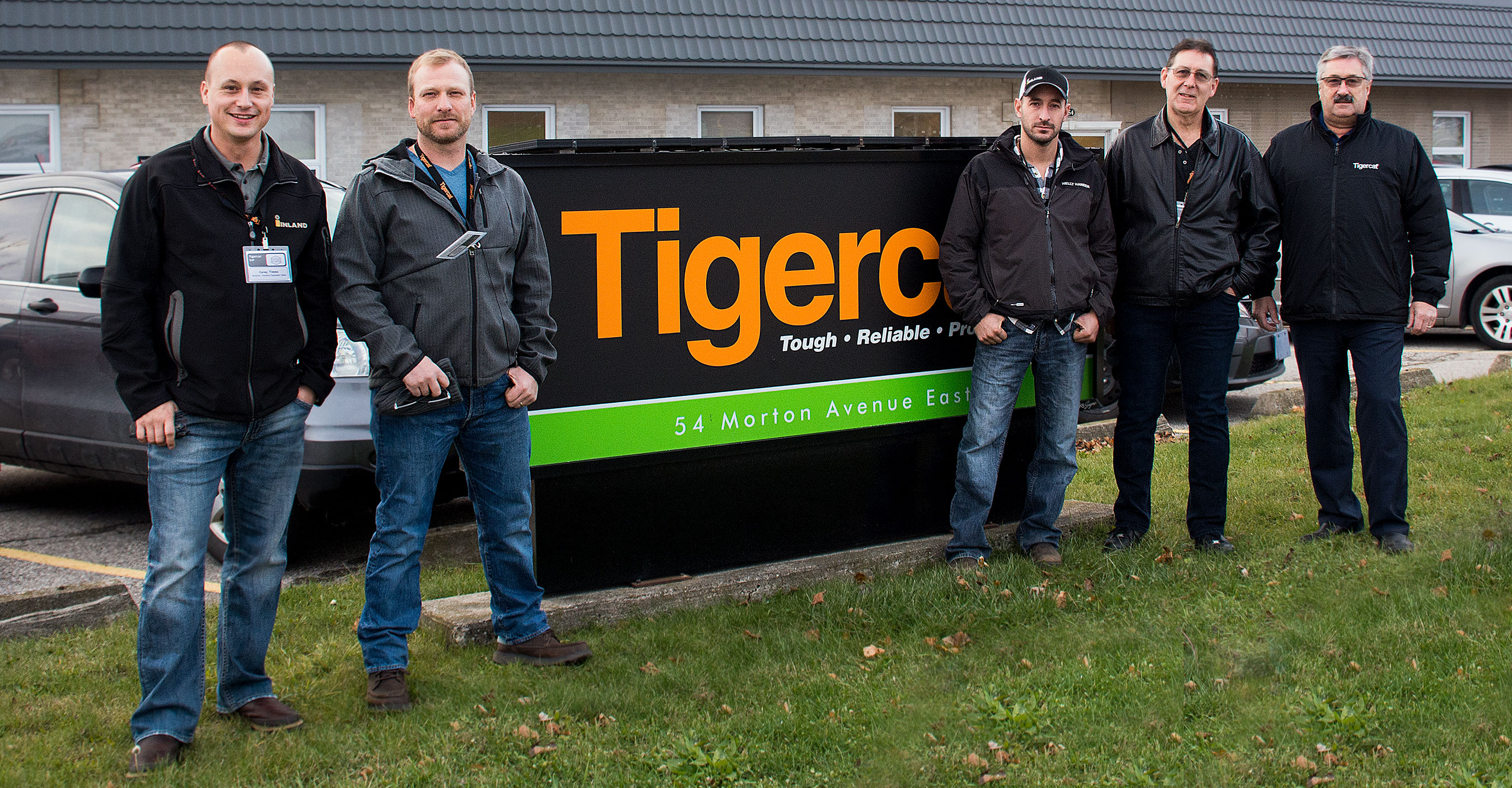(G-D) : Corey Timms, responsable des ventes des équipements forestiers à Inland ; Ben Shortreed, propriétaire de Short Trees Ltd. ; Derek Lamothe, propriétaire de Firecat Contracting ; Doug Parchomchuk, spécialiste des ventes à Inland ; Ron Montgomery, directeur des ventes de Tigercat au Canada.