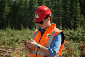 Wendy Fennell s'occupe de l'exploitation forestière sur son téléphone portable.