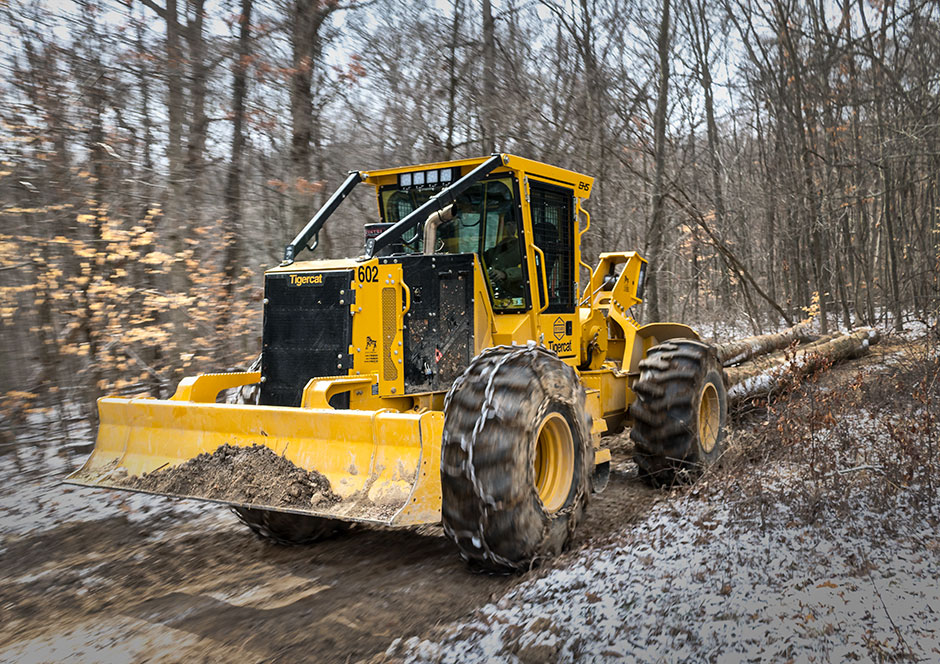 En acción, un skidder con cable 602 arrastrando troncos de madera dura.