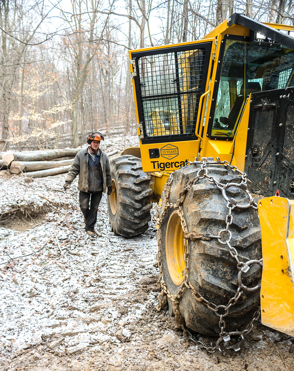 Eli Coblentz a punto de subir a su nuevo skidder con cable 602 de Tigercat.