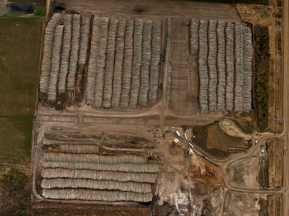 Vue aérienne de la cour de déchiquetage de Peace River Logging. 